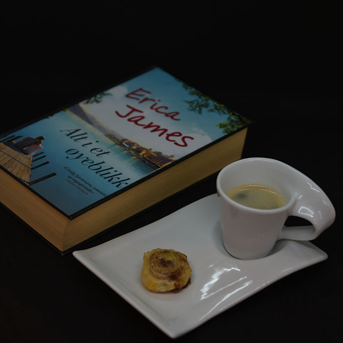 James, Erica (2016) «Alt i et øyeblikk», Bastion forlag OG Butterdeigsnurrer med sukker og kanel Ingredienser: 1 plate Buttedeig (dypfryst) Egg Sukker og kanel https://heidisboble.no/ @heidisboble