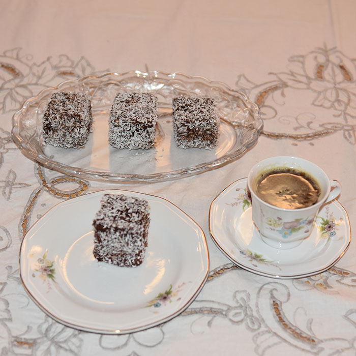 Lamingtons Ingredienser: Kakebunn:: 50 g Smør 1 ¾ dl Sukker 2 ½ dl Hvetemel 3 Egg 2 ts Bakepulver Glasur og pynt: 500 g Melis 2 ss Kakaopulver 6-8 ss Vann (varmt) 500 g Kokos https://heidisboble.no/ @heidisboble