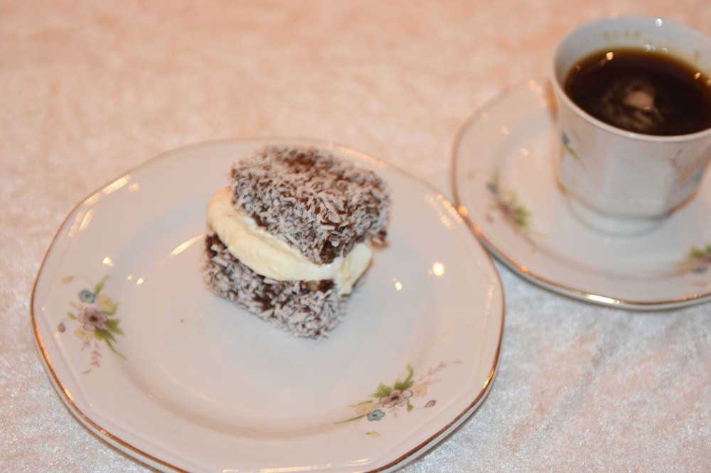 Lamingtons med krem og syltetøy Ingredienser: Kakebunn:: 50 g Smør 1 ¾ dl Sukker 2 ½ dl Hvetemel 3 Egg 2 ts Bakepulver Glasur og pynt: 500 g Melis 2 ss Kakaopulver 6-8 ss Vann (varmt) 500 g Kokos Fyll: Kremfløte (pisket) Syltetøy (Bringebær) https://heidisboble.no/ @heidisboble