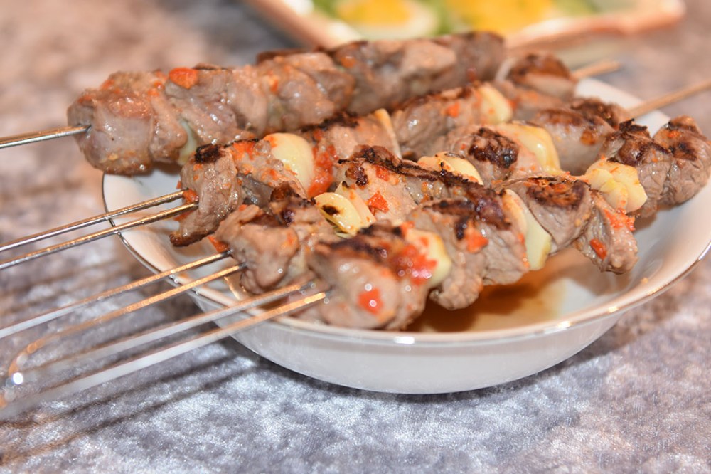 Lammespyd med hvitløk Ingredienser: 600 g Lammekjøtt 1 hel Hvitløk (delt i fedd) 1 Chili (rød) 2 fedd Hvitløk ½ dl Olje (0liven) https://heidisboble.no/ @heidisboble