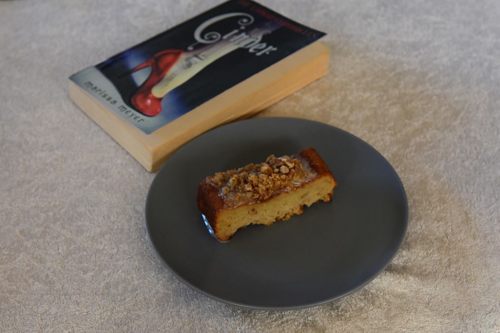 Meyer, Marissa (2017) «Cinder», Vigmostad og Bjørke Enkel eplekake med melis og nøtter Ingredienser: 120 g Margarin 120 g Sukker (brunt) 60 g Sukker (hvit) 2 Egg (store) 1 dl Melk 200 g Hvetemel 1 ts Natron 1 ts Kanel ¼ ts Muskatnøtt 4 dl Epler (raspet eller finhakket) Topping: Melis Sitron Kremost Nøtter (ristet og hakket) https://heidisboble.no/ @heidisboble