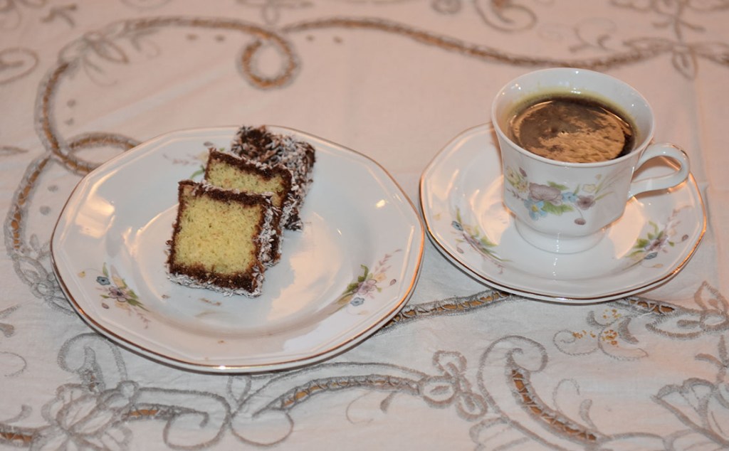 Lamingtons Ingredienser: Kakebunn:: 50 g Smør 1 ¾ dl Sukker 2 ½ dl Hvetemel 3 Egg 2 ts Bakepulver Glasur og pynt: 500 g Melis 2 ss Kakaopulver 6-8 ss Vann (varmt) 500 g Kokos https://heidisboble.no/ @heidisboble