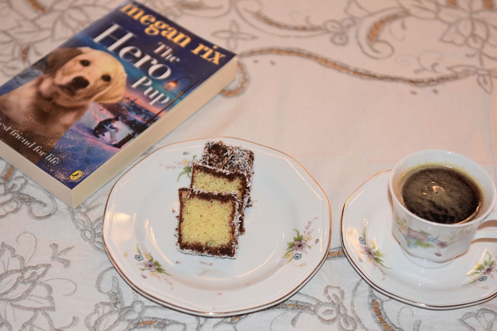 Rix, Megan (2014) «The Hero Pup», Puffin OG Lamingtons Ingredienser: Kakebunn:: 50 g Smør 1 ¾ dl Sukker 2 ½ dl Hvetemel 3 Egg 2 ts Bakepulver Glasur og pynt: 500 g Melis 2 ss Kakaopulver 6-8 ss Vann (varmt) 500 g Kokos https://heidisboble.no/ @heidisboble