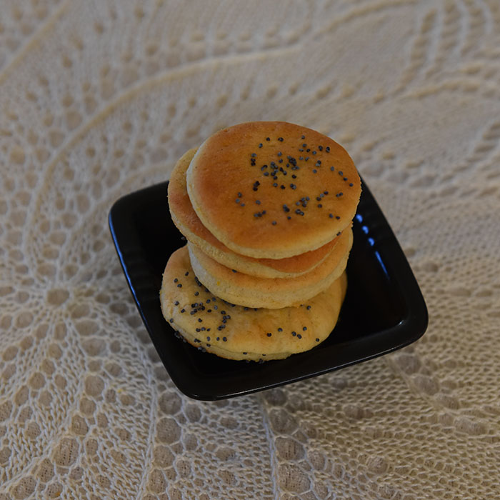 Knekkebrød med polenta Ingredienser: 25 g Gjær 75 g Smør 2 ½ dl Melk 1 ts Salt 1 ss Sukker 1 dl Polenta 2 ts Hornsalt Ca 6 dl Hvetemel https://heidisboble.no/ @heidisboble