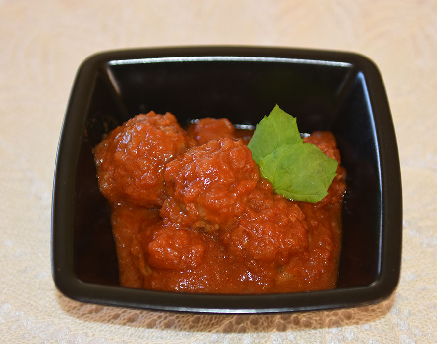 Spanske kjøttboller Ingredienser: Kjøttboller 300 g Karbonadedeig 3 fedd Hvitløk 1 dl Tørket brød (raspet) 1 ts Korinader 1 ts Muskatt 1 ts Spiskummen 1 klype Kanel 1 Egg 2 ss Olivenolje Tomatsaus 1 ss Olje (oliven) 1 Løk (finhakket) 2 fedd Hvitløk 1 ½ dl Hvitvin (tørr) 400 g Tomater (hermetiske) 1 ss Tomatpure 1 ½ dl Buljong (kylling) ½ ts Kajennepepper https://heidisboble.no/ @heidisboble