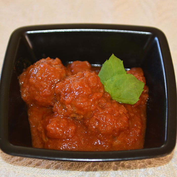 Spanske kjøttboller Ingredienser: Kjøttboller 300 g Karbonadedeig 3 fedd Hvitløk 1 dl Tørket brød (raspet) 1 ts Korinader 1 ts Muskatt 1 ts Spiskummen 1 klype Kanel 1 Egg 2 ss Olivenolje Tomatsaus 1 ss Olje (oliven) 1 Løk (finhakket) 2 fedd Hvitløk 1 ½ dl Hvitvin (tørr) 400 g Tomater (hermetiske) 1 ss Tomatpure 1 ½ dl Buljong (kylling) ½ ts Kajennepepper https://heidisboble.no/ @heidisboble