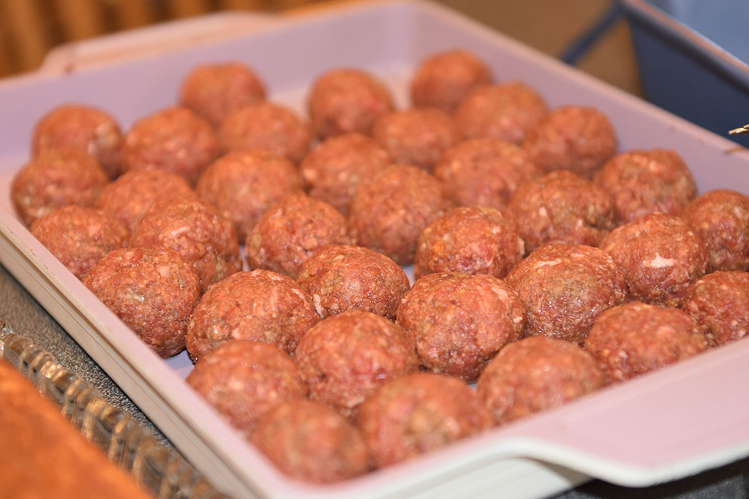 Spanske kjøttboller Ingredienser: Kjøttboller 300 g Karbonadedeig 3 fedd Hvitløk 1 dl Tørket brød (raspet) 1 ts Korinader 1 ts Muskatt 1 ts Spiskummen 1 klype Kanel 1 Egg 2 ss Olivenolje Tomatsaus 1 ss Olje (oliven) 1 Løk (finhakket) 2 fedd Hvitløk 1 ½ dl Hvitvin (tørr) 400 g Tomater (hermetiske) 1 ss Tomatpure 1 ½ dl Buljong (kylling) ½ ts Kajennepepper https://heidisboble.no/ @heidisboble