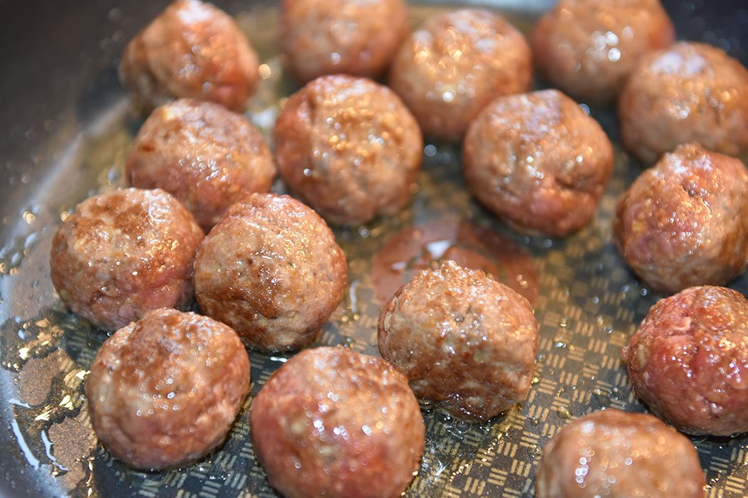 Spanske kjøttboller Ingredienser: Kjøttboller 300 g Karbonadedeig 3 fedd Hvitløk 1 dl Tørket brød (raspet) 1 ts Korinader 1 ts Muskatt 1 ts Spiskummen 1 klype Kanel 1 Egg 2 ss Olivenolje Tomatsaus 1 ss Olje (oliven) 1 Løk (finhakket) 2 fedd Hvitløk 1 ½ dl Hvitvin (tørr) 400 g Tomater (hermetiske) 1 ss Tomatpure 1 ½ dl Buljong (kylling) ½ ts Kajennepepper https://heidisboble.no/ @heidisboble