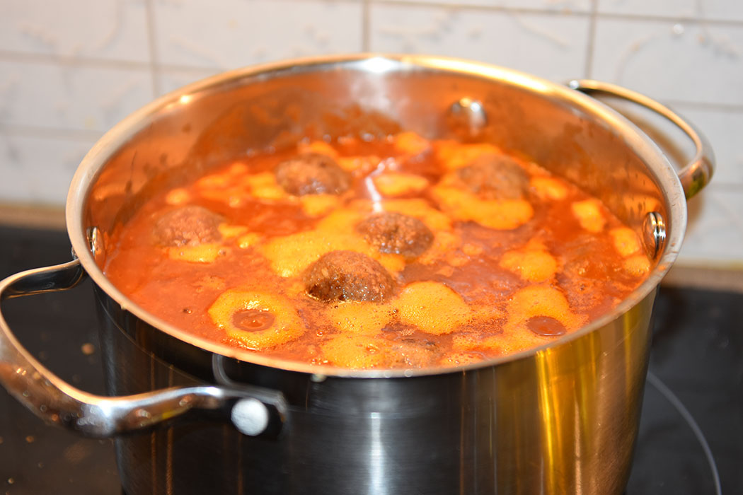 Spanske kjøttboller Ingredienser: Kjøttboller 300 g Karbonadedeig 3 fedd Hvitløk 1 dl Tørket brød (raspet) 1 ts Korinader 1 ts Muskatt 1 ts Spiskummen 1 klype Kanel 1 Egg 2 ss Olivenolje Tomatsaus 1 ss Olje (oliven) 1 Løk (finhakket) 2 fedd Hvitløk 1 ½ dl Hvitvin (tørr) 400 g Tomater (hermetiske) 1 ss Tomatpure 1 ½ dl Buljong (kylling) ½ ts Kajennepepper https://heidisboble.no/ @heidisboble