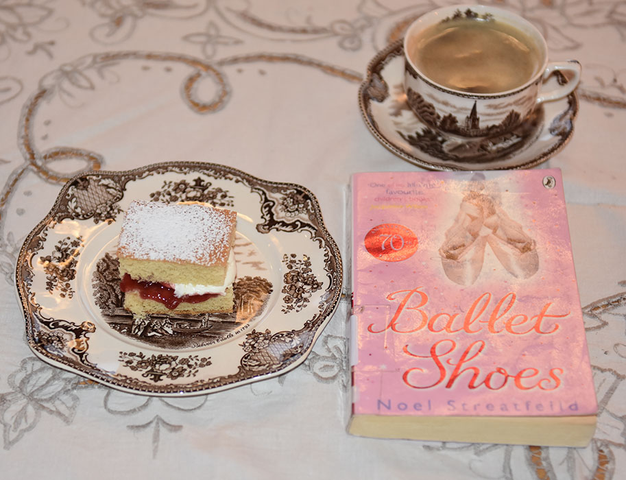 Streatfeild, Noel (1995) «Ballet shoes», Puffin books OG Sukkerbrød som alltid lykkes Ingredienser: 50 g Smør 1 ¾ dl Sukker 2 ½ dl Hvetemel 3 Egg 2 ts Bakepulver Fyll og topping Syltetøy Krem melis https://heidisboble.no/ @heidisboble