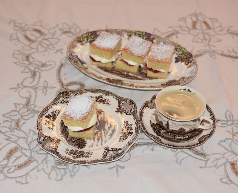 Sukkerbrød som alltid lykkes Ingredienser: 50 g Smør 1 ¾ dl Sukker 2 ½ dl Hvetemel 3 Egg 2 ts Bakepulver Fyll og topping Syltetøy Krem melis https://heidisboble.no/ @heidisboble