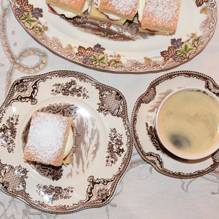 Sukkerbrød som alltid lykkes Ingredienser: 50 g Smør 1 ¾ dl Sukker 2 ½ dl Hvetemel 3 Egg 2 ts Bakepulver Fyll og topping Syltetøy Krem melis https://heidisboble.no/ @heidisboble