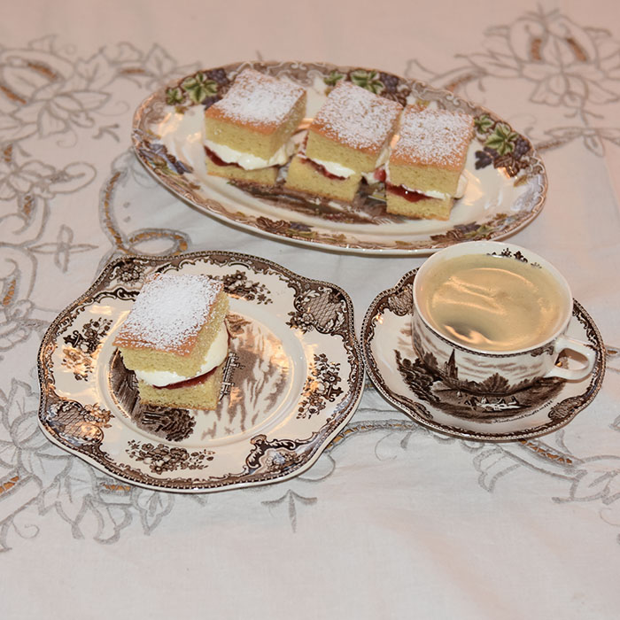 Sukkerbrød som alltid lykkes Ingredienser: 50 g Smør 1 ¾ dl Sukker 2 ½ dl Hvetemel 3 Egg 2 ts Bakepulver Fyll og topping Syltetøy Krem melis https://heidisboble.no/ @heidisboble