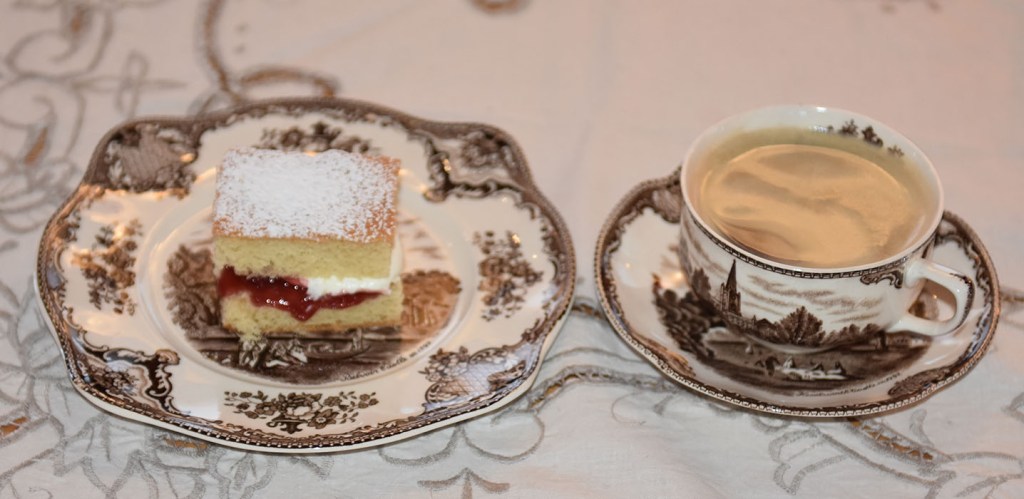 Sukkerbrød som alltid lykkes Ingredienser: 50 g Smør 1 ¾ dl Sukker 2 ½ dl Hvetemel 3 Egg 2 ts Bakepulver Fyll og topping Syltetøy Krem melis https://heidisboble.no/ @heidisboble