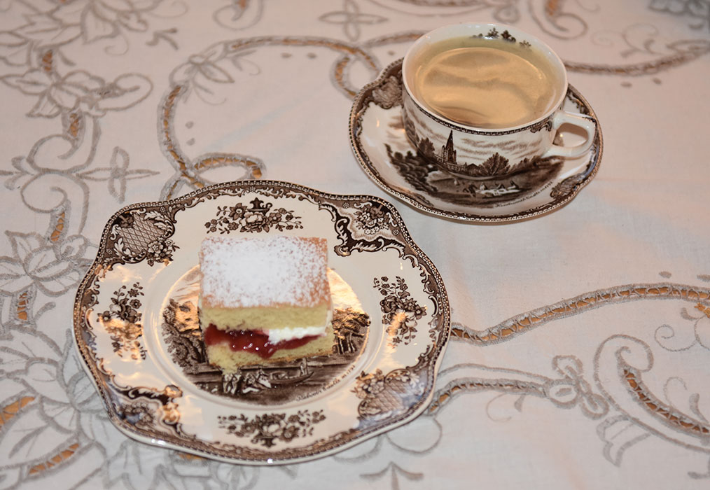 Sukkerbrød som alltid lykkes Ingredienser: 50 g Smør 1 ¾ dl Sukker 2 ½ dl Hvetemel 3 Egg 2 ts Bakepulver Fyll og topping Syltetøy Krem melis https://heidisboble.no/ @heidisboble