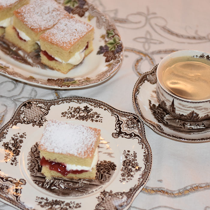 Sukkerbrød som alltid lykkes Ingredienser: 50 g Smør 1 ¾ dl Sukker 2 ½ dl Hvetemel 3 Egg 2 ts Bakepulver Fyll og topping Syltetøy Krem melis https://heidisboble.no/ @heidisboble