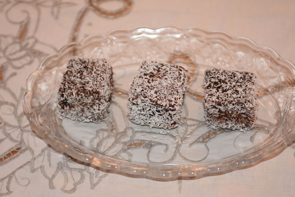 Lamingtons Ingredienser: Kakebunn:: 50 g Smør 1 ¾ dl Sukker 2 ½ dl Hvetemel 3 Egg 2 ts Bakepulver Glasur og pynt: 500 g Melis 2 ss Kakaopulver 6-8 ss Vann (varmt) 500 g Kokos https://heidisboble.no/ @heidisboble