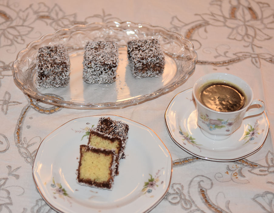 Lamingtons Ingredienser: Kakebunn:: 50 g Smør 1 ¾ dl Sukker 2 ½ dl Hvetemel 3 Egg 2 ts Bakepulver Glasur og pynt: 500 g Melis 2 ss Kakaopulver 6-8 ss Vann (varmt) 500 g Kokos https://heidisboble.no/ @heidisboble