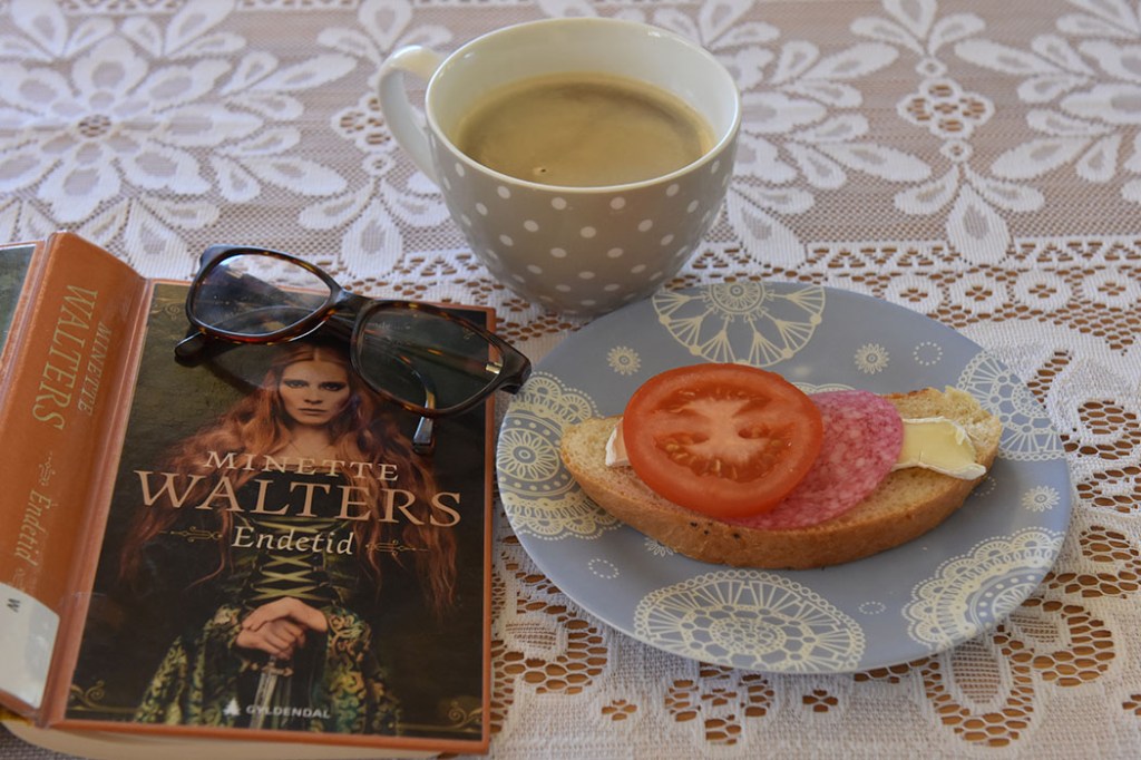 Walters, Minette (2018) «Endetid», Gyldendal og Formloff (mormors) Porsjoner: Tid: Vanskelighetsgrad 2 brød 3 timer Enkel Ingredienser 50 g Smør (smeltet) 7 dl Melk (lunken) 1 pk Gjær 1 kg Hvetemel (ca. 16 ½ dl ) 1 ts Sukker ½ ts Salt 2 ss Fløte (til pensling) https://heidisboble.no/ @heidisboble