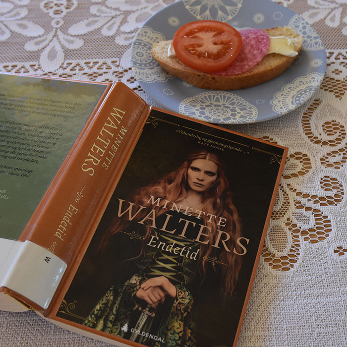 Walters, Minette (2018) «Endetid», Gyldendal og Formloff (mormors) Porsjoner: Tid: Vanskelighetsgrad 2 brød 3 timer Enkel Ingredienser 50 g Smør (smeltet) 7 dl Melk (lunken) 1 pk Gjær 1 kg Hvetemel (ca. 16 ½ dl ) 1 ts Sukker ½ ts Salt 2 ss Fløte (til pensling) https://heidisboble.no/ @heidisboble