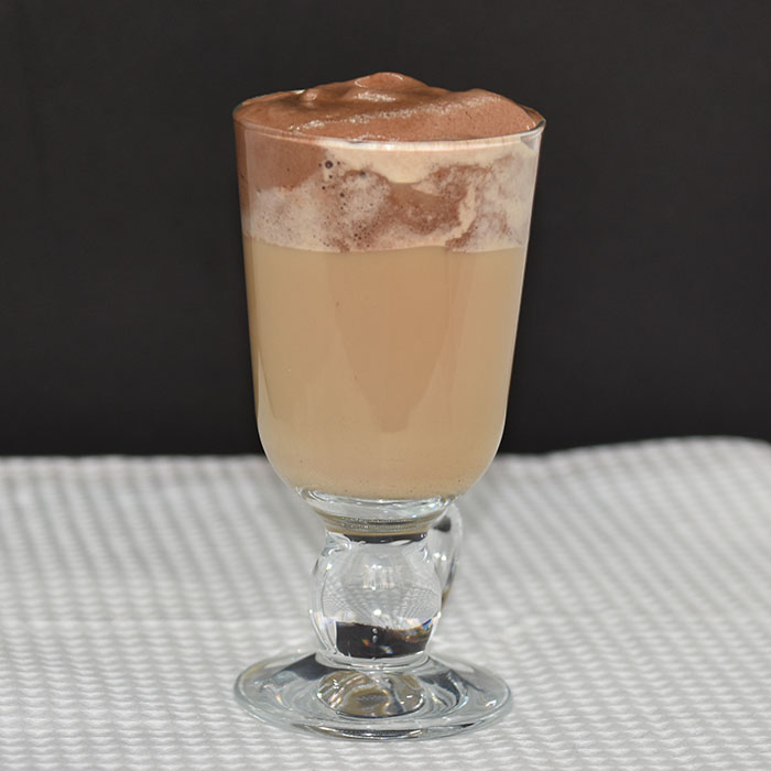 Dalagona Caffe Latte Sjokolade Ingredienser: 1 Eggehvite 1 ss Sukker ½ ss Kakaopulver (usukret) 2 dl Melk 2 Espresso (eventuelt doble) https://heidisboble.no/ @heidisboble