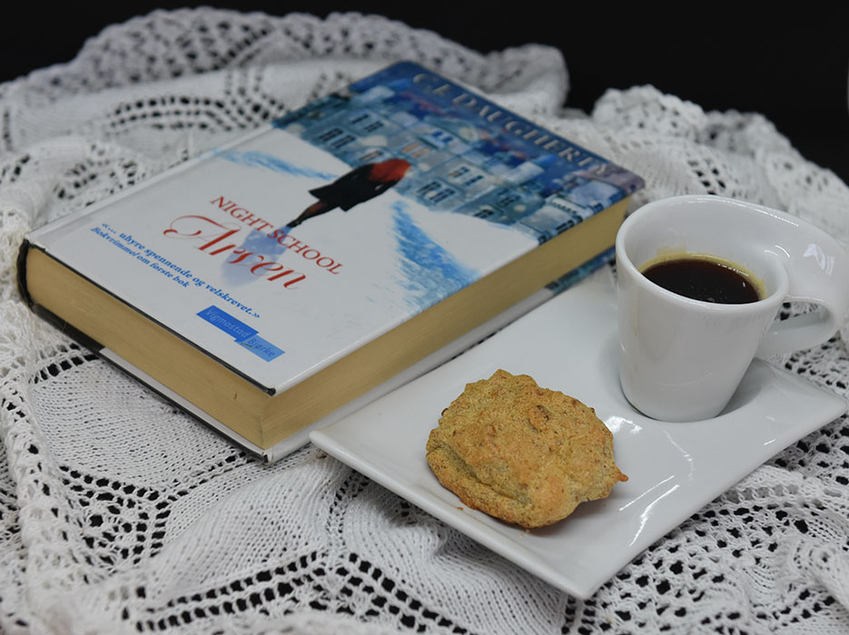 Daugherty, CJ (2016) «Night School – Arven», Vigmostad Bjørke Marengskjeks med hakkete mandler (Diabetes) Ingredienser: 2 Eggehviter 2-3 ss Sukrin 1 dl Mandler (hakket) https://heidisboble.no/ @heidisboble