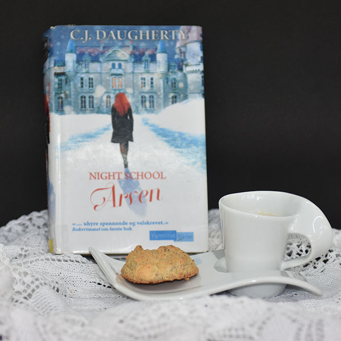 Daugherty, CJ (2016) «Night School – Arven», Vigmostad Bjørke Marengskjeks med hakkete mandler (Diabetes) Ingredienser: 2 Eggehviter 2-3 ss Sukrin 1 dl Mandler (hakket) https://heidisboble.no/ @heidisboble