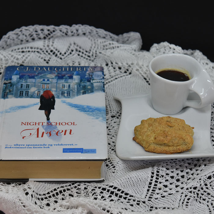 Daugherty, CJ (2016) «Night School – Arven», Vigmostad Bjørke Marengskjeks med hakkete mandler (Diabetes) Ingredienser: 2 Eggehviter 2-3 ss Sukrin 1 dl Mandler (hakket) https://heidisboble.no/ @heidisboble