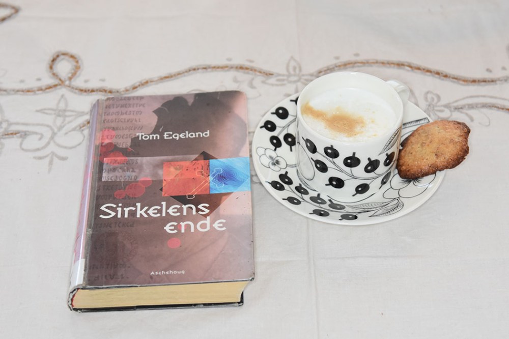 Egeland, Tom (2001) «Sirkelens ende», Aschehoug OG Mandelkjeks - Galletas de almendras Ingredienser: 75 g Smør (romtemperert) 75 g Sukker 60 g Hvetemel 10 g Mandler (malte) 40 g Finhakket 1 klype Salt (valgfritt) ½ Sitron (skall, fin raspet) 2 Eggehviter https://heidisboble.no/ @heidisboble