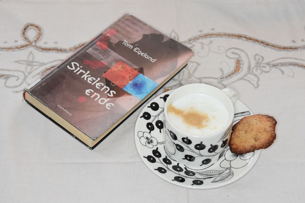 Egeland, Tom (2001) «Sirkelens ende», Aschehoug OG Mandelkjeks - Galletas de almendras Ingredienser: 75 g Smør (romtemperert) 75 g Sukker 60 g Hvetemel 10 g Mandler (malte) 40 g Finhakket 1 klype Salt (valgfritt) ½ Sitron (skall, fin raspet) 2 Eggehviter https://heidisboble.no/ @heidisboble