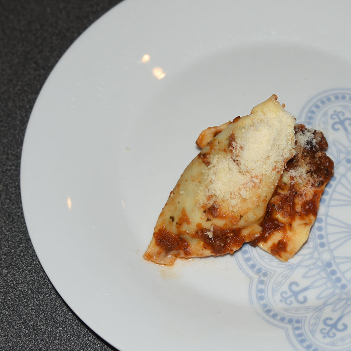 Grande Ravioli a spiga fylt med ost, løk og gressløk i tomatsaus Ingredienser: 1 porsjon Pasta – for oppskrift – trykk HER Fyll 200 g Kremost 4-5 ss Kremfløte 2 Sjalottløk (finhakket) 1 fedd Hvitløk (finhakket) - valgfritt 1 bunt Gressløk (finhakket) ¼ ts Pepper (nykvernet) 1 Egg (sammenvispet) Tomatsaus: 1 ss Olje 1 ss Smør ½ Løk (liten) 1 Gulrot (liten) 1 stilk Stangselleri 2 fedd Hvitløk ¼ Chili (rød, uten frø) 6 Tomat (flodde) eller 1 bx hermetiske 3 dl Grønsakskraft (buljong) ½ Paprika 1 ss Persille (hakket) 1 ts Paprikapulver ¼ ts Sukker Salt, pepper https://heidisboble.no/ @heidisboble