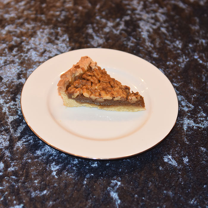 Vetles Åpne Valnøttspai Ingredienser: Paibunn: 125 g Margarin 50 g Melis 1 Egg 250 g Mel 3 ss Vann Paifyll: 3 Egg 1 ½ dl Sukker 1 dl Sirup (mørk) 1 krm Salt 1 ss Vaniljesukker 50 g Margarin (smeltet) 1 ts Kanel 5 cl Whisky (Bourbon-whiskey) 3 dl Pekannøtter (grovhakkede) https://heidisboble.no/ @heidisboble