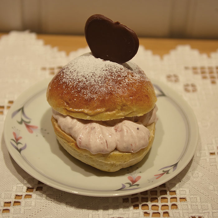 Fastelavnsboller etter oppskrift fra Baker Brun  Ingredienser  6 dl 	Melk 150 g 	Smør 1 pk	Gjær  1 kg	Hvetemel 1½ dl 	Sukker  1	Egg (sammenvispet) 	Kremfløte