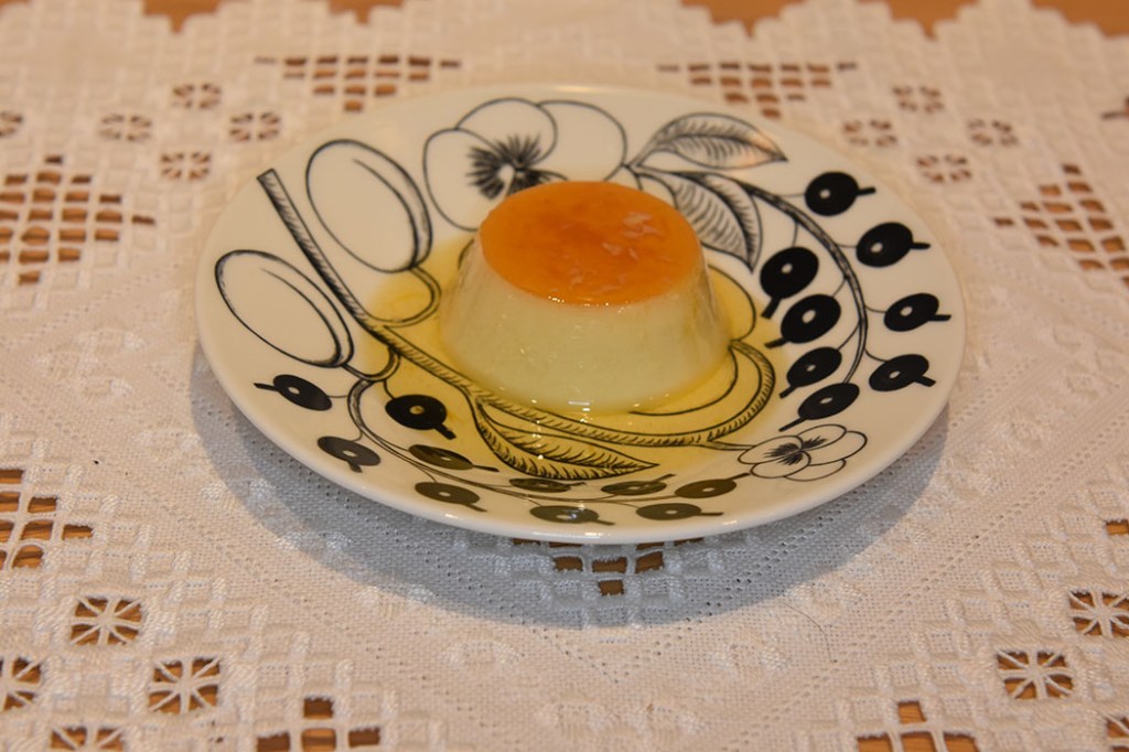 Flan – Spansk karamellpudding Ingredienser: 5 dl H-melk ½ Appelsin (skall og saft) 1 ts Vaniljesukker 175 g Sukker Smør (til formen) 3 Egg 2 Eggeplommer https://heidisboble.no/ @heidisboble