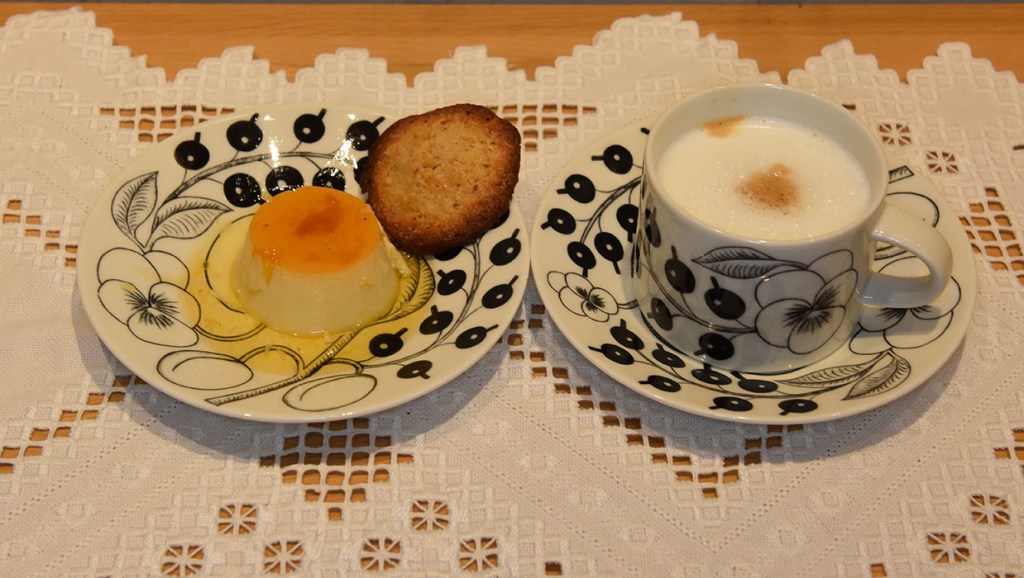 Flan – Spansk karamellpudding Ingredienser: 5 dl H-melk ½ Appelsin (skall og saft) 1 ts Vaniljesukker 175 g Sukker Smør (til formen) 3 Egg 2 Eggeplommer https://heidisboble.no/ @heidisboble