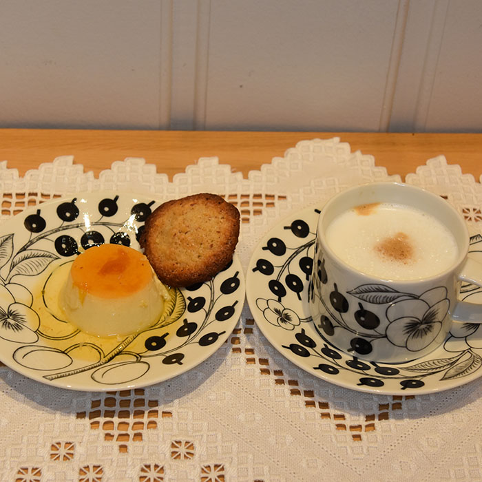 Flan – Spansk karamellpudding Ingredienser: 5 dl H-melk ½ Appelsin (skall og saft) 1 ts Vaniljesukker 175 g Sukker Smør (til formen) 3 Egg 2 Eggeplommer https://heidisboble.no/ @heidisboble