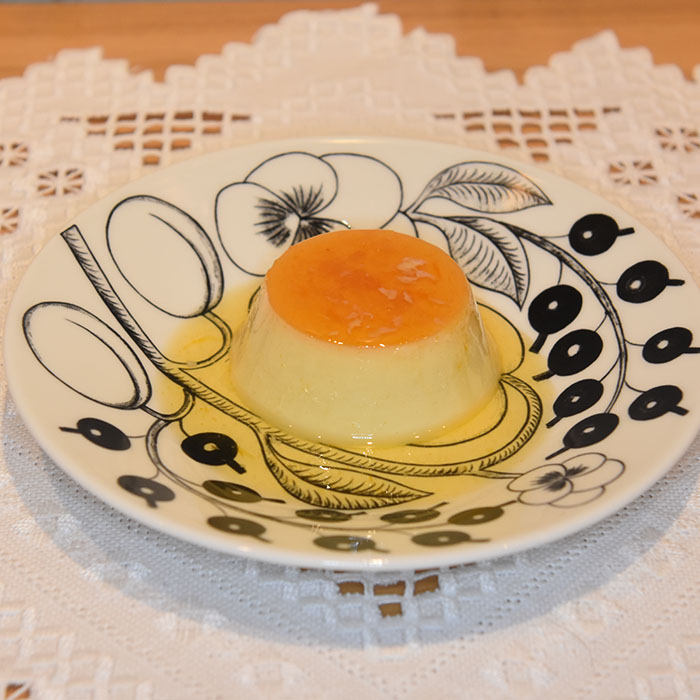 Flan – Spansk karamellpudding Ingredienser: 5 dl H-melk ½ Appelsin (skall og saft) 1 ts Vaniljesukker 175 g Sukker Smør (til formen) 3 Egg 2 Eggeplommer https://heidisboble.no/ @heidisboble
