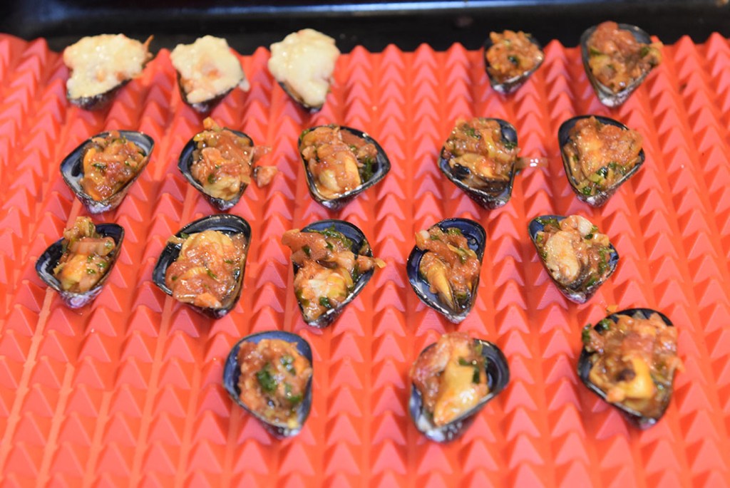 Fylte blåskjell Ingredienser: 18 Blåskjell 2 ts Olje (oliven) 2 Vårløk (finhakkete) 1 fedd Hvitløk (finhakket) 1 ss Tomatpure 2 ts Sitronsaft (presset) Bladpersille (hakket) 1 ½ dl Brødrasp 2 Egg (sammenvispet) Saus: 2 ss Smør 1 ½ ss Hvetemel 2 ss Melk 1 dl Blåskjellkraft (fra koking av blåskjellene) Salt og pepper (hvit) https://heidisboble.no/ @heidisboble