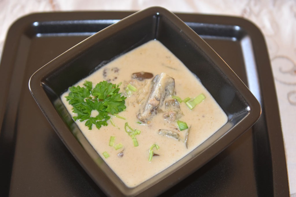 Thailandsk suppe med grønn karri og squash Ingredienser: 1 ss Olje 3 fedd Hvitløk (hakket) 1 Løk (hakket) 3 ss Grønn karri pasta (green curry paste) 1 ss Ingefær (raspet) 1 bx Kokosmelk 3 ½ dl Buljong (grønnsak) 1 Squash/ Mini-auberginer 2 ss Limesaft (presset) Vårløk (Hakket) Salt, pepper https://heidisboble.no/ @heidisboble