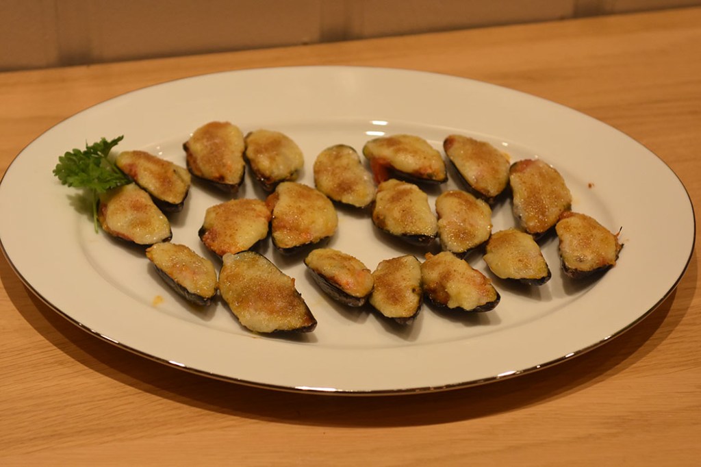 Fylte blåskjell Ingredienser: 18 Blåskjell 2 ts Olje (oliven) 2 Vårløk (finhakkete) 1 fedd Hvitløk (finhakket) 1 ss Tomatpure 2 ts Sitronsaft (presset) Bladpersille (hakket) 1 ½ dl Brødrasp 2 Egg (sammenvispet) Saus: 2 ss Smør 1 ½ ss Hvetemel 2 ss Melk 1 dl Blåskjellkraft (fra koking av blåskjellene) Salt og pepper (hvit) https://heidisboble.no/ @heidisboble