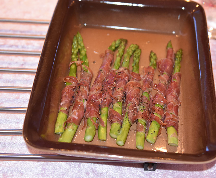 Asparges med spekeskinke Ingredienser: 2 ss Olje (oliven) 6 skiver Spekeskinke (serrano) 12 Asparges (grønne) Pepper https://heidisboble.no/ @heidisboble
