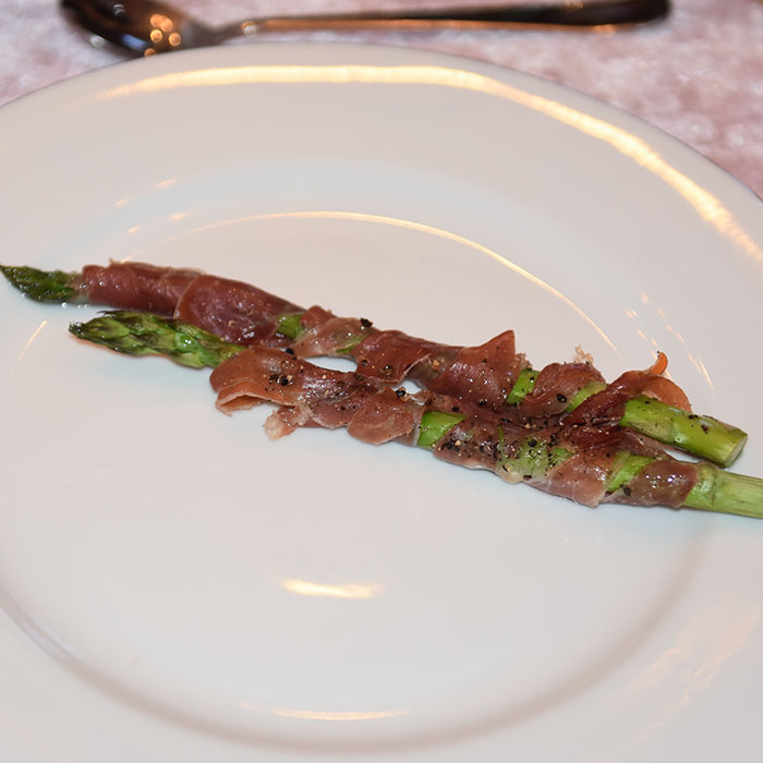 Asparges med spekeskinke Ingredienser: 2 ss Olje (oliven) 6 skiver Spekeskinke (serrano) 12 Asparges (grønne) Pepper https://heidisboble.no/ @heidisboble