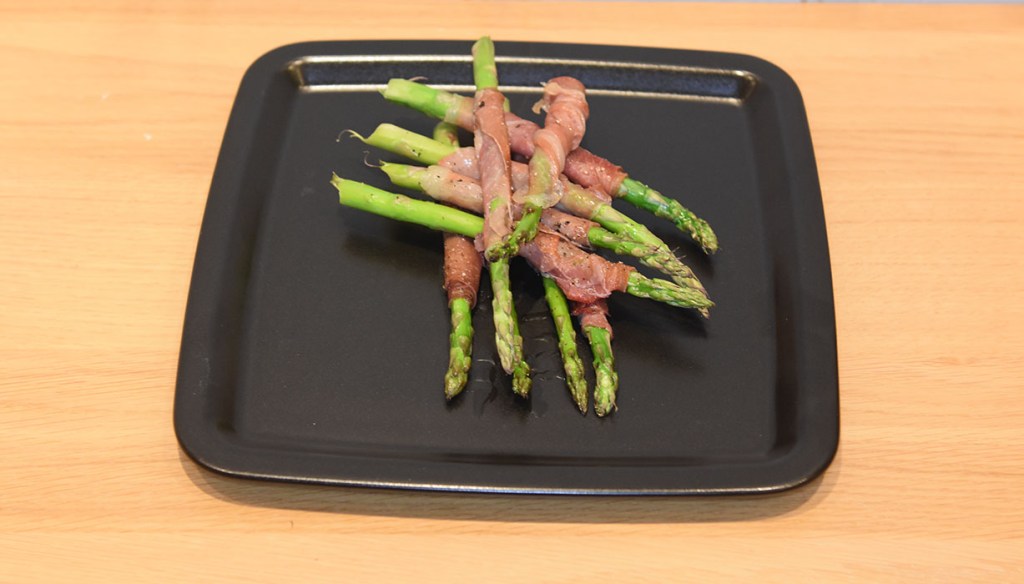 Asparges med spekeskinke Ingredienser: 2 ss Olje (oliven) 6 skiver Spekeskinke (serrano) 12 Asparges (grønne) Pepper https://heidisboble.no/ @heidisboble
