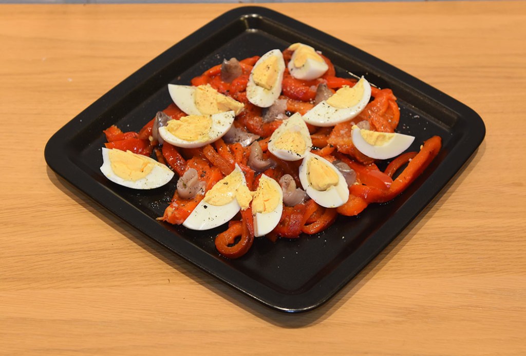 Grillet paprikasalat – ensalada de pimientos Ingredienser: 3 Paprika (røde, grillet og flådd) 2 Egg (hardkokte) 6 Ansjosfilleter i olje (avsilte) 12 Svorte oliven Olje (oliven) Eddik (hvitvin) Pepper https://heidisboble.no/ @heidisboble