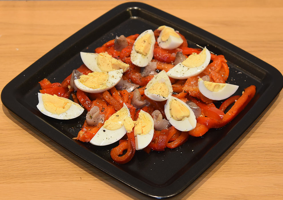 Grillet paprikasalat – ensalada de pimientos Ingredienser: 3 Paprika (røde, grillet og flådd) 2 Egg (hardkokte) 6 Ansjosfilleter i olje (avsilte) 12 Svorte oliven Olje (oliven) Eddik (hvitvin) Pepper https://heidisboble.no/ @heidisboble