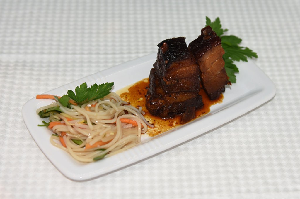 Honning og hvitløksmarinert ribbe Ingredienser: 1 kg Ribbe 1 ss Salt 1 ss Pepper 1 ss Paprika ¼- 1 ss Cayennepepper 2 ½ dl Honning (340 g) 1 ¼ dl Soyasaus ((125 g) 10 fedd Hvitløk (hakkete) https://heidisboble.no/ @heidisboble