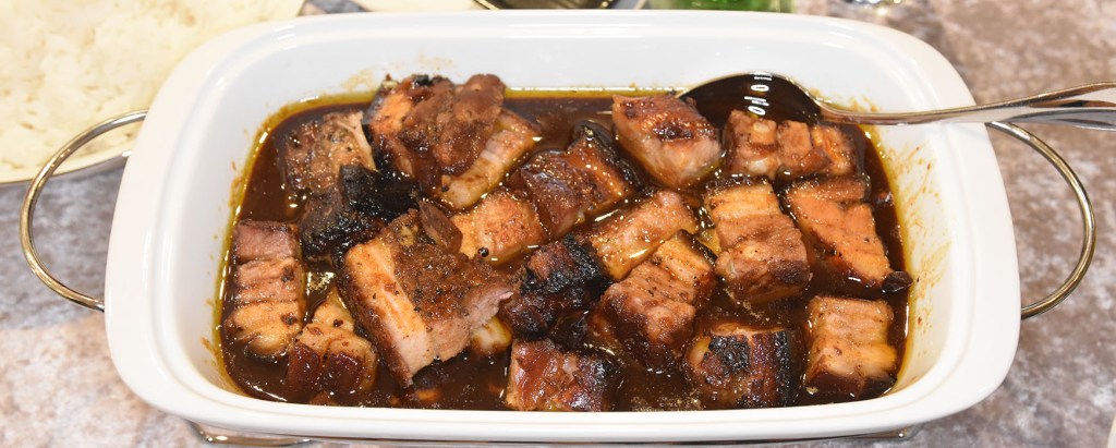 Honning og hvitløksmarinert ribbe Ingredienser: 1 kg Ribbe 1 ss Salt 1 ss Pepper 1 ss Paprika ¼- 1 ss Cayennepepper 2 ½ dl Honning (340 g) 1 ¼ dl Soyasaus ((125 g) 10 fedd Hvitløk (hakkete) https://heidisboble.no/ @heidisboble