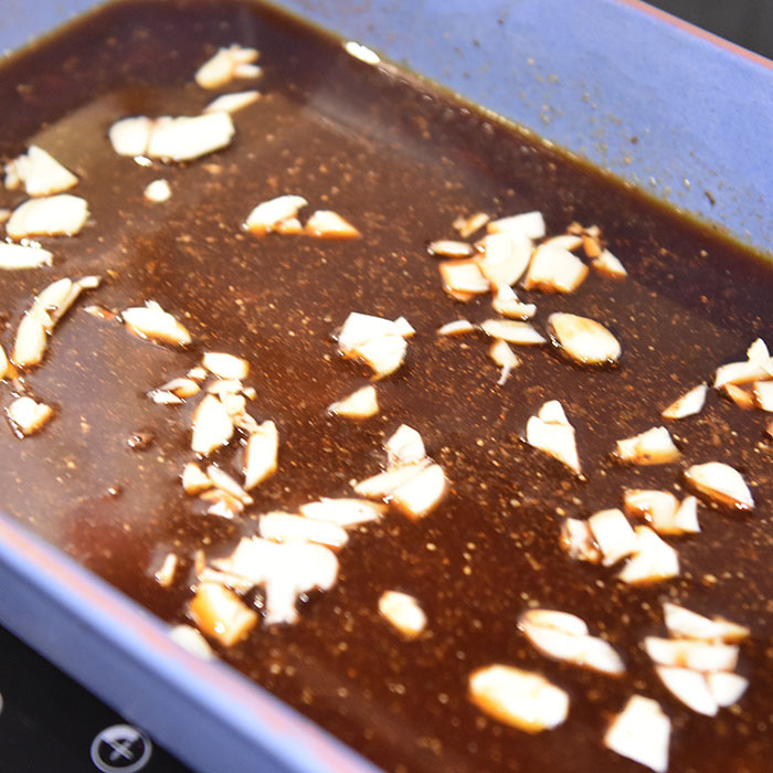 Honning og hvitløksmarinert ribbe Ingredienser: 1 kg Ribbe 1 ss Salt 1 ss Pepper 1 ss Paprika ¼- 1 ss Cayennepepper 2 ½ dl Honning (340 g) 1 ¼ dl Soyasaus ((125 g) 10 fedd Hvitløk (hakkete) https://heidisboble.no/ @heidisboble