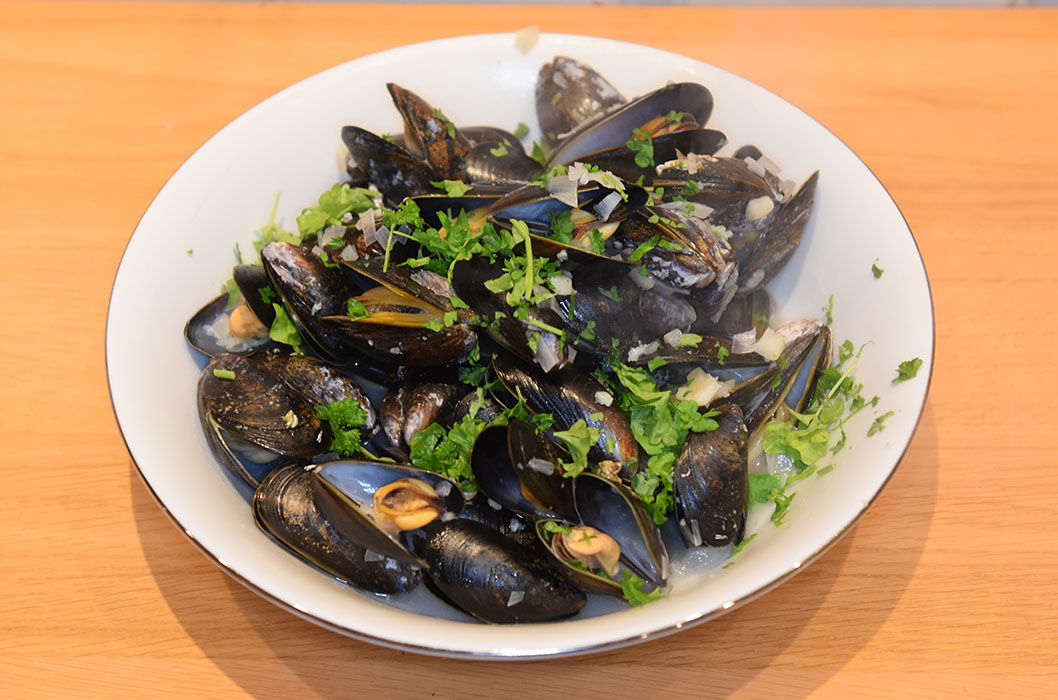 Hvitvinsdampede blåskjell Ingredienser: 1 kg Blåskjell (friske) 1 dl Hvitvin 3 fedd Hvitløk 2 Sjalottløk (finhakket) 3ss Olje (oliven) 1 ss Persille (hakket) https://heidisboble.no/ @heidisboble