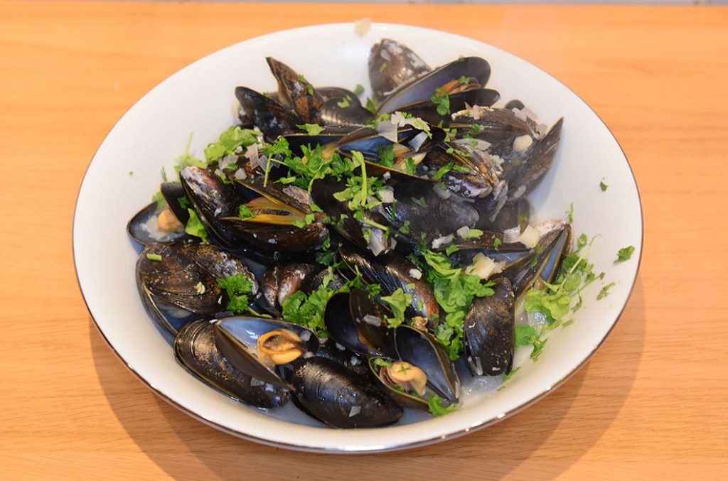 Hvitvinsdampede blåskjell Ingredienser: 1 kg Blåskjell (friske) 1 dl Hvitvin 3 fedd Hvitløk 2 Sjalottløk (finhakket) 3ss Olje (oliven) 1 ss Persille (hakket) https://heidisboble.no/ @heidisboble